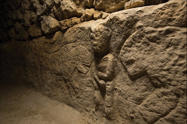 Phát hiện bức tường đá 11.000 năm tuổi - Ảnh 1.