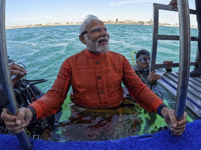 Thủ tướng Ấn Độ cầu nguyện dưới đáy biển - Ảnh 2.
