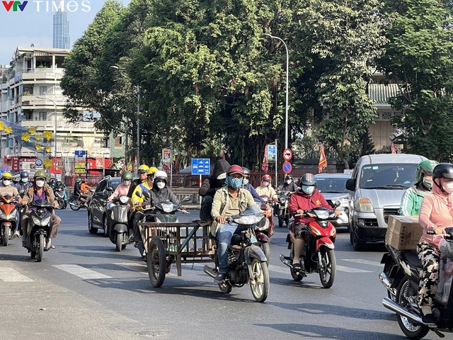 TP Hồ Chí Minh: Người lao động mưu sinh dưới thời tiết nắng nóng - Ảnh 10.