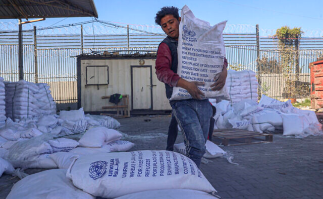 Israel thả hàng viện trợ xuống Dải Gaza - Ảnh 1.