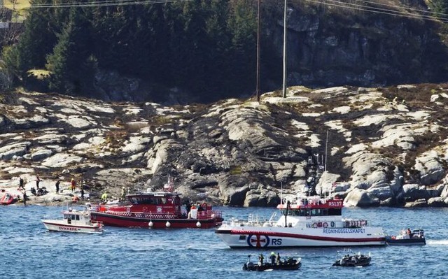 Trực thăng rơi xuống biển ở ngoài khơi Na Uy, toàn bộ 6 người trên máy bay được cứu - Ảnh 1.