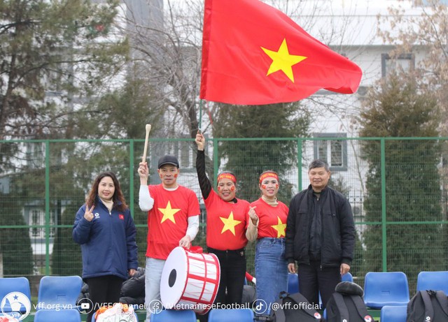 CĐV Việt Nam tại Uzbekistan truyền lửa cho đội U20 nữ trước VCK U20 châu Á 2024 - Ảnh 2.