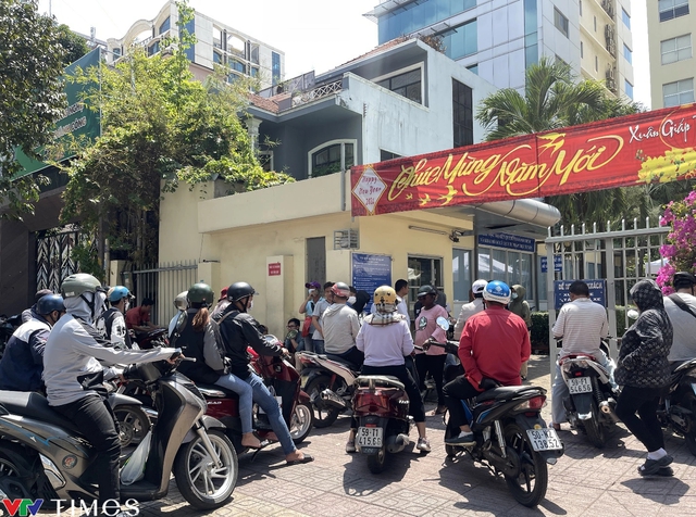 TP Hồ Chí Minh: Người dân vẫn còn đợi hàng giờ để được cấp lý lịch tư pháp - Ảnh 1.
