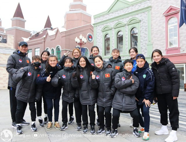 CĐV Việt Nam tại Uzbekistan truyền lửa cho đội U20 nữ trước VCK U20 châu Á 2024 - Ảnh 1.