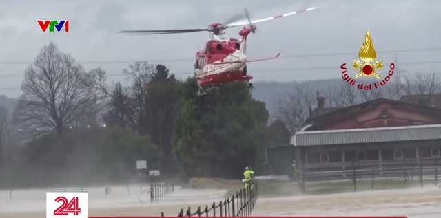 Italy dùng trực thăng giải cứu người dân mắc kẹt vùng lũ - Ảnh 2.