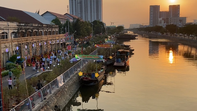 Người dân TP Hồ Chí Minh nô nức đi chợ hoa Xuân Trên bến dưới thuyền - Ảnh 4.