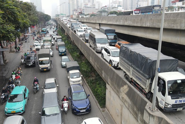 Đường phố Hà Nội ùn tắc dài từ trên cao xuống dưới thấp trong ngày 26 tháng chạp - Ảnh 2.