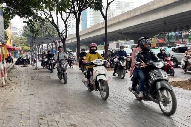 Đường phố Hà Nội ùn tắc dài từ trên cao xuống dưới thấp trong ngày 26 tháng chạp - Ảnh 4.