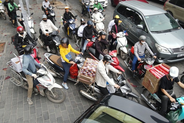 Đường phố Hà Nội ùn tắc dài từ trên cao xuống dưới thấp trong ngày 26 tháng chạp - Ảnh 5.