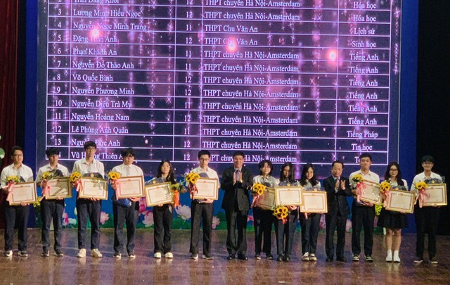 Hà Nội tuyên dương 184 học sinh giỏi quốc gia - Ảnh 1.