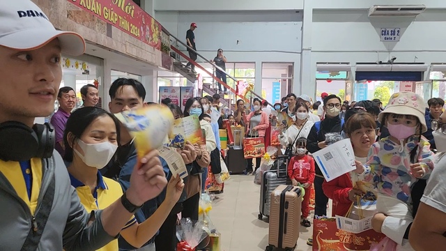 TP Hồ Chí Minh: Nhiều công nhân và người thân được tặng vé tàu về quê ăn Tết - Ảnh 1.