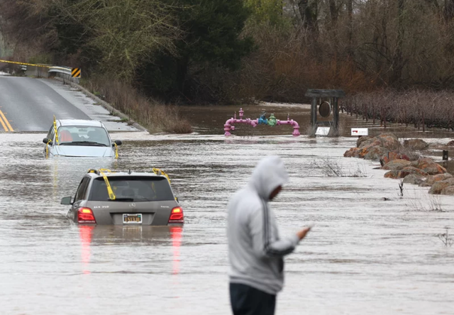 Bão sông khí quyển ở California gây lũ lụt, lở đất, mất điện - Ảnh 2.