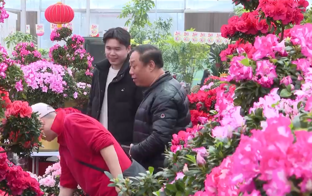 Tấp nập không khí mua sắm tại chợ hoa Tết truyền thống ở Bắc Kinh, Trung Quốc - Ảnh 1.