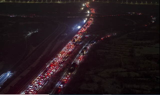Hàng nghìn phương tiện kẹt trên đường cao tốc do tuyết dày đặc dịp Xuân vận - Ảnh 1.