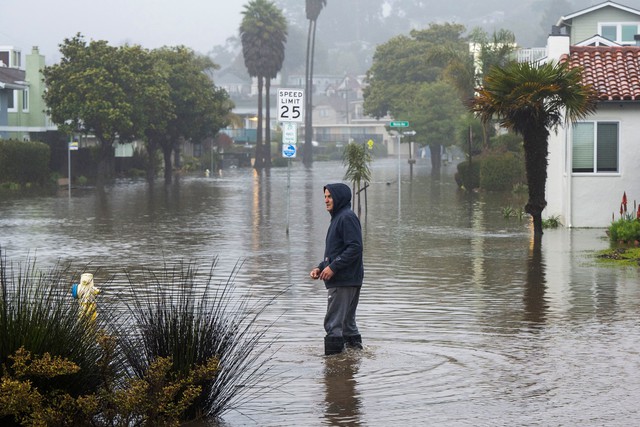 Bang California, Mỹ ban bố tình trạng khẩn cấp do mưa bão - Ảnh 1.