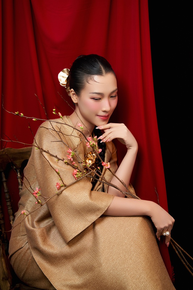 Á hậu Hoàng Oanh khoe nhan sắc đậm nét Á Đông trong bộ ảnh Tết - Ảnh 2.