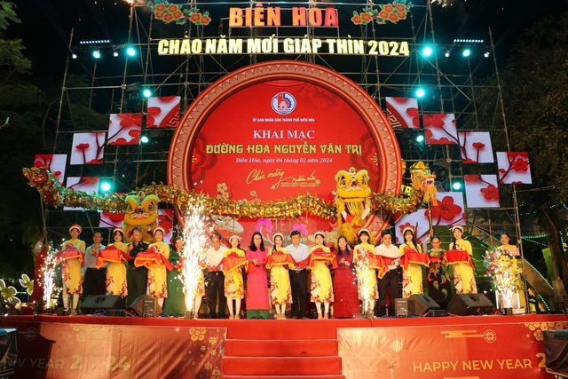 Đường hoa Tết Nguyễn Văn Trị 2024 ghi dấu 325 năm Biên Hòa - Đồng Nai - Ảnh 1.