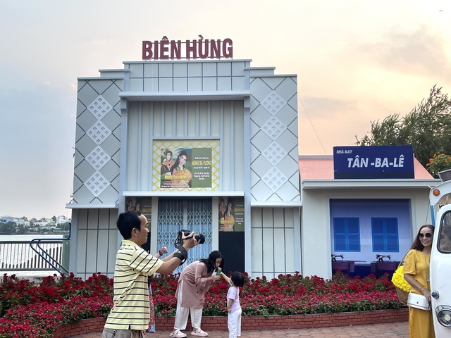 Đường hoa Tết Nguyễn Văn Trị 2024 ghi dấu 325 năm Biên Hòa - Đồng Nai - Ảnh 2.