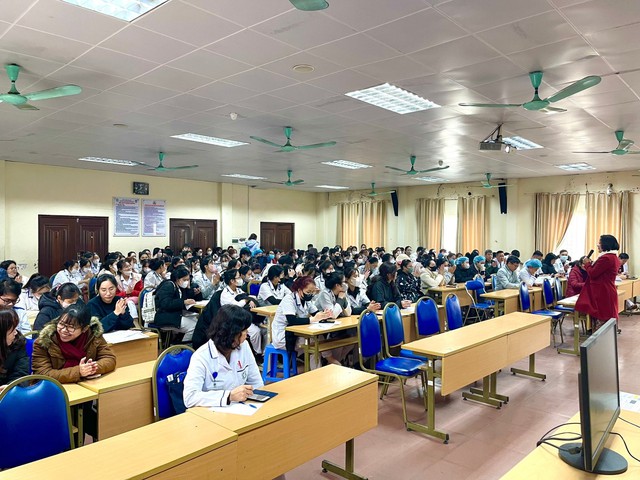 Gần 200 sinh viên trường Cao đẳng Y tế Bạch Mai tình nguyện trực Tết Giáp Thìn tại Bệnh viện - Ảnh 1.