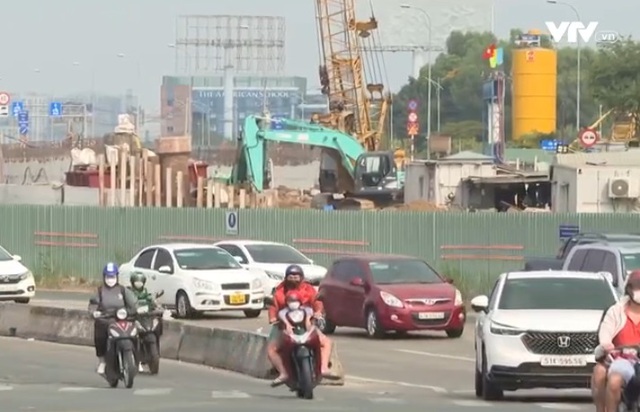 Cửa ngõ Thủ đô ùn ứ, giao thông TP Hồ Chí Minh thông thoáng trong ngày 28 Tết - Ảnh 3.