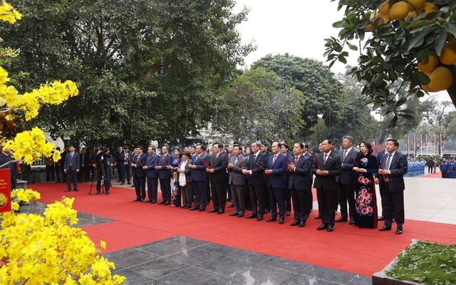 Chủ tịch Quốc hội Vương Đình Huệ thăm, chúc Tết Đảng bộ, chính quyền và nhân dân Hà Nội - Ảnh 1.