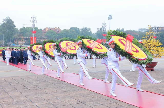 Lãnh đạo Đảng, Nhà nước vào Lăng viếng Bác nhân dịp Tết Nguyên đán Giáp Thìn 2024 - Ảnh 1.