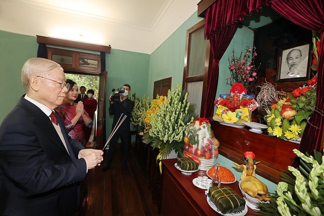 Tổng Bí thư Nguyễn Phú Trọng dâng hương tưởng niệm Chủ tịch Hồ Chí Minh - Ảnh 2.