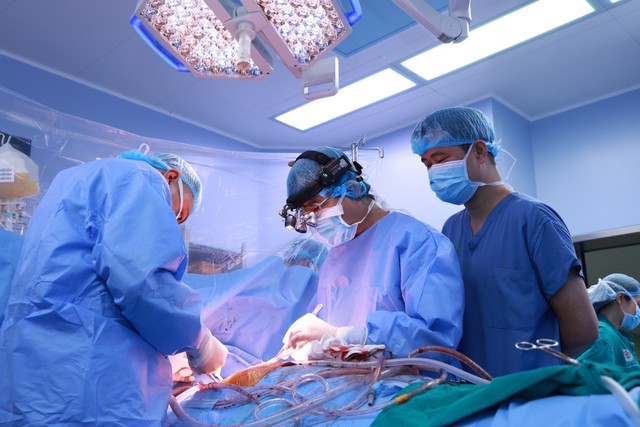 Hơn 150 y bác sĩ thực hiện ca lấy - ghép đa tạng từ người cho chết não trong ngày 30 Tết - Ảnh 2.