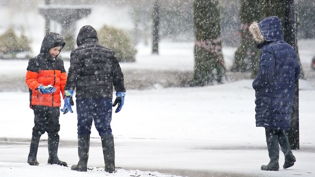 Tuyết dày bao phủ nước Anh, trường học phải đóng cửa và giao thông bị gián đoạn - Ảnh 2.
