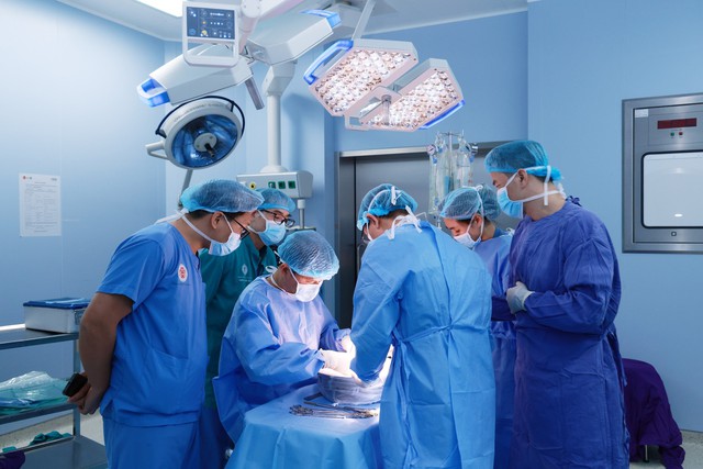 Hơn 150 y bác sĩ thực hiện ca lấy - ghép đa tạng từ người cho chết não trong ngày 30 Tết - Ảnh 1.