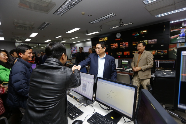 Thủ tướng thăm, kiểm tra việc ứng trực ngày 30 Tết tại Đài Truyền hình Việt Nam - Ảnh 3.