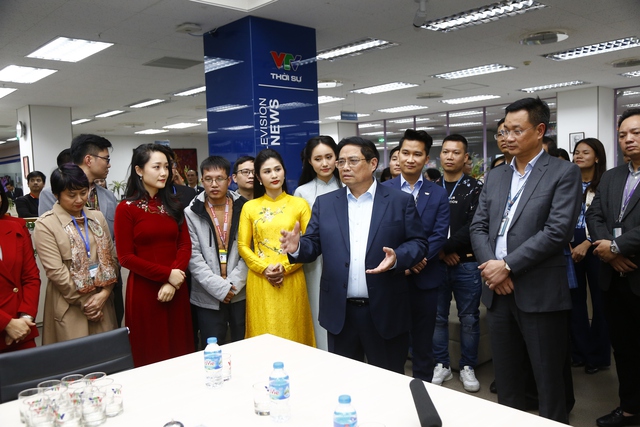 Thủ tướng thăm, kiểm tra việc ứng trực ngày 30 Tết tại Đài Truyền hình Việt Nam - Ảnh 4.