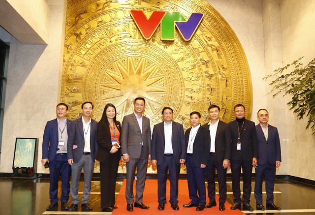 Thủ tướng thăm, kiểm tra việc ứng trực ngày 30 Tết tại Đài Truyền hình Việt Nam - Ảnh 2.
