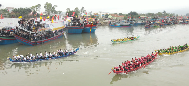 Nghệ An tưng bừng lễ hội cầu ngư và đua thuyền - Ảnh 4.