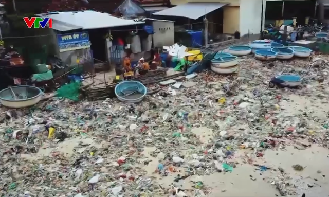 Rác ngập bãi biển, làng biển biến thành làng rác - Ảnh 1.