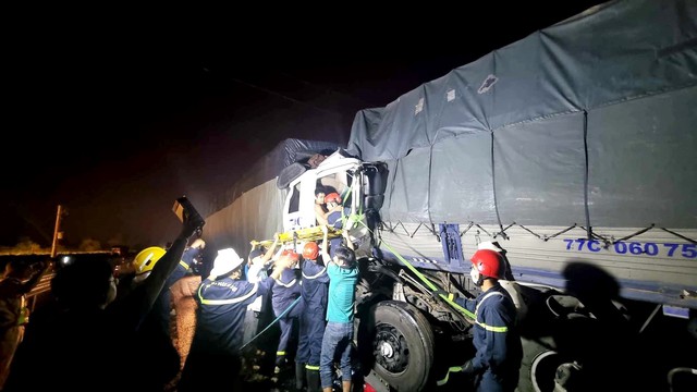 4 xe tải va chạm trên cao tốc Vĩnh Hảo - Phan Thiết, một người tử vong - Ảnh 1.