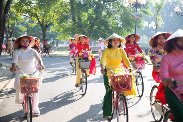 Tuần lễ Áo dài năm 2024 tôn thêm vẻ đẹp phụ nữ Việt Nam - Ảnh 9.