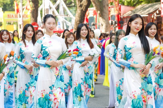 Tuần lễ Áo dài năm 2024 tôn thêm vẻ đẹp phụ nữ Việt Nam - Ảnh 4.