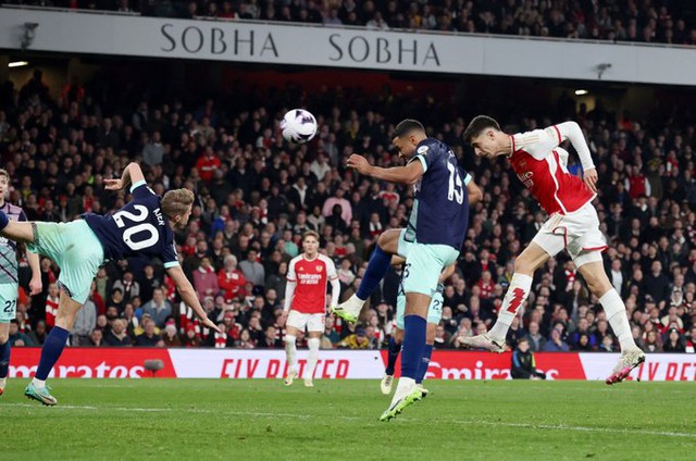 Arsenal vươn lên dẫn đầu Ngoại hạng Anh, Man Utd tìm lại niềm vui chiến thắng   - Ảnh 1.