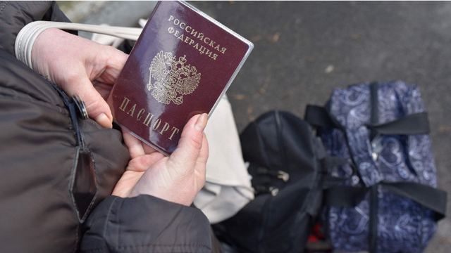 Latvia bắt đầu trục xuất công dân Nga - Ảnh 1.