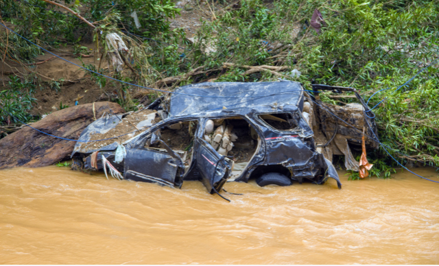 Lũ lụt, lở đất ở Indonesia: Số nạn nhân thiệt mạng tăng lên 21, 6 người vẫn mất tích - Ảnh 1.