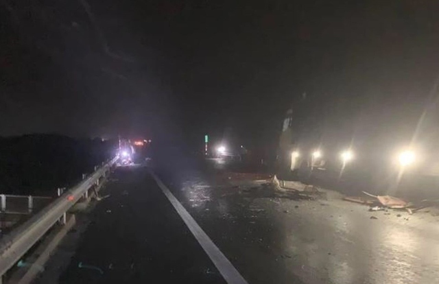 Lại xảy ra tai nạn ở cao tốc Cam Lộ - La Sơn làm 2 người chết, 4 người bị thương - Ảnh 1.