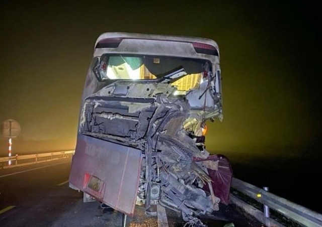 Lại xảy ra tai nạn ở cao tốc Cam Lộ - La Sơn làm 2 người chết, 4 người bị thương - Ảnh 2.