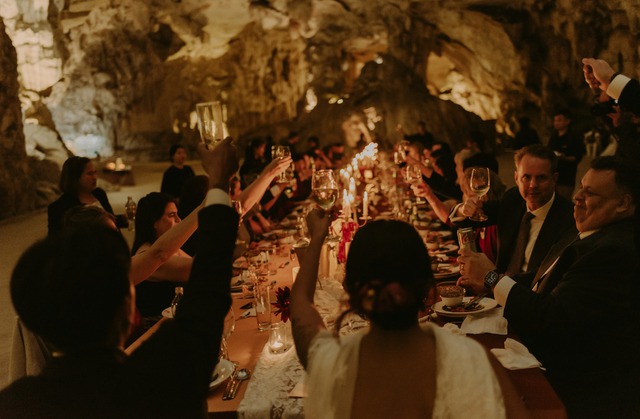 Khoảnh khắc đẹp khi lễ cưới tổ chức trong hang động ở Quảng Ninh - Ảnh 4.