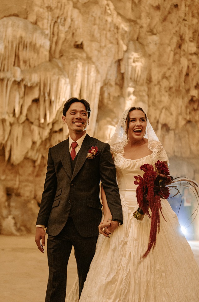 Khoảnh khắc đẹp khi lễ cưới tổ chức trong hang động ở Quảng Ninh - Ảnh 6.