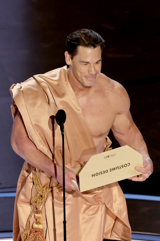 Oscar 2024: John Cena khiến thế giới sửng sốt khi... khỏa thân lên trao giải - Ảnh 4.