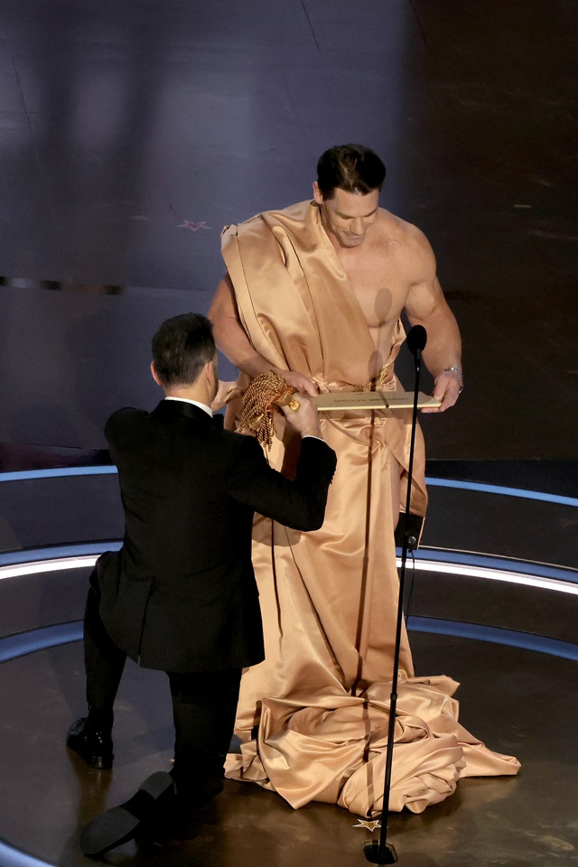 Oscar 2024: John Cena khiến thế giới sửng sốt khi... khỏa thân lên trao giải - Ảnh 3.