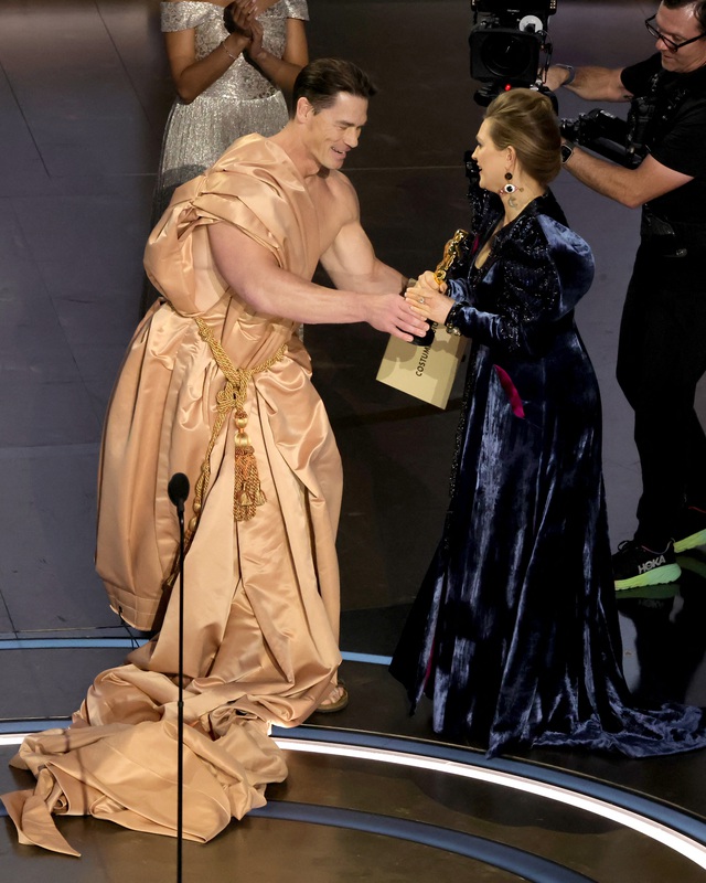 Oscar 2024: John Cena shocked the world when... presenting the award naked - Photo 5.