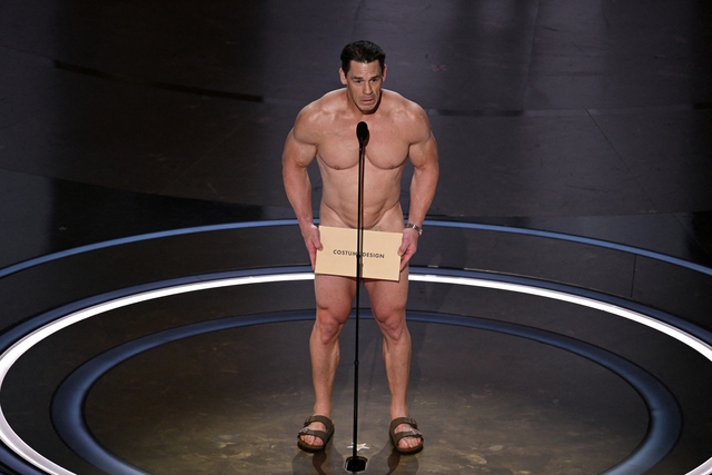 Oscar 2024: John Cena khiến thế giới sửng sốt khi... khỏa thân lên trao giải - Ảnh 2.