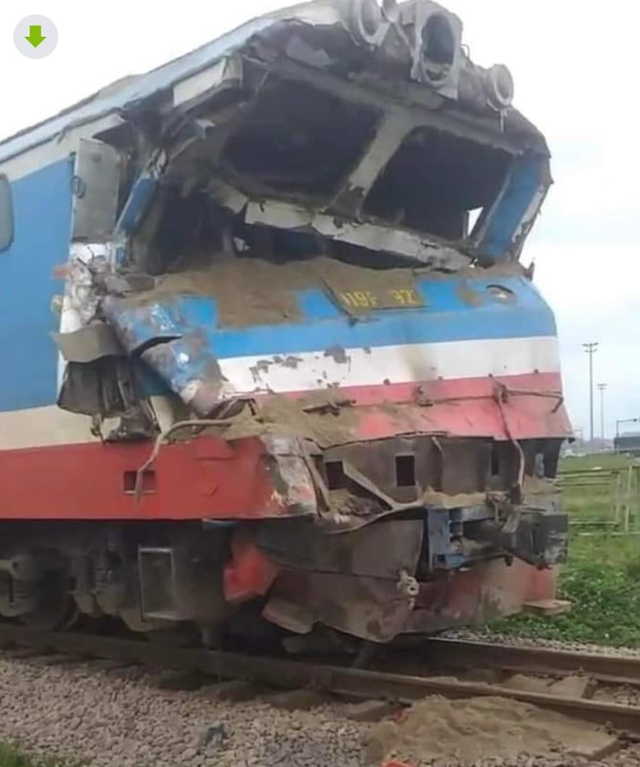 Đường sắt Bắc Nam tê liệt hơn 3 giờ sau vụ tai nạn giữa tàu hỏa với xe đầu kéo - Ảnh 1.